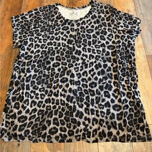 NWOT Women’s Torrid black and gray cheetah short sleeve shirt size 3